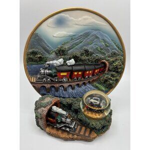 vintage 1999 3D train on Bridge  snowglobe Cadona  train engine Plate RARE